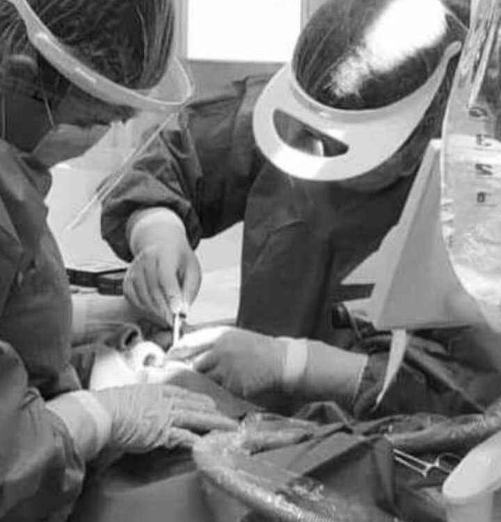 Bild- Sigtuna Dental personal genomför en operation